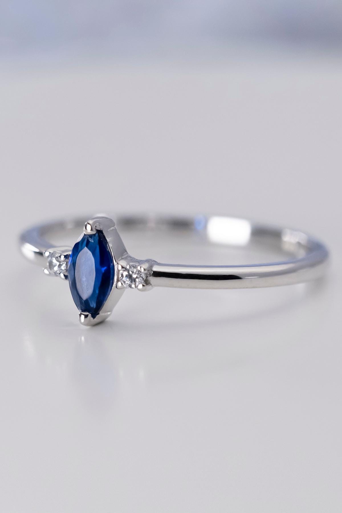 14K Gold Sapphire Ring, Oval Cut, Solid Gold Link Ring, September Birthstone Ring,Sapphire Gemstone, Elegant Gold Ring,for Special Occasions