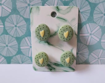 Imanes circulares de color espuma de mar con corazones amarillo claro (juego de 4 piezas)