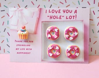 Imanes de donas con chispas de corazón rosa y blanco y un imán de cupcake con amor (juego de 5 piezas)