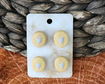 Imanes circulares de color amarillo claro con corazones blancos: (juego de 4 piezas)