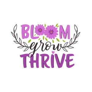Puede incluir: Diseño gráfico con las palabras "BLOOM grow THRIVE" en morado, con dos flores moradas y hojas verdes. La palabra "BLOOM" está encima de las palabras "grow" y "THRIVE". Un diseño de hojas negras rodea las palabras.