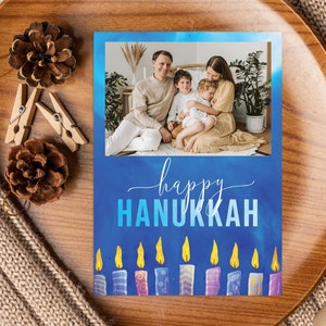 Modèle de carte de Hanoucca, menorah colorée, carte imprimable de Hanoucca, modèle de carte photo de Hanoucca Téléchargement instantané Aquarelle bleue