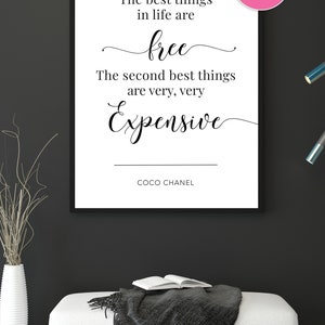 Puede incluir: Cita imprimible en blanco y negro de Coco Chanel: "Las mejores cosas de la vida son gratis. Las segundas mejores cosas son muy, muy caras."