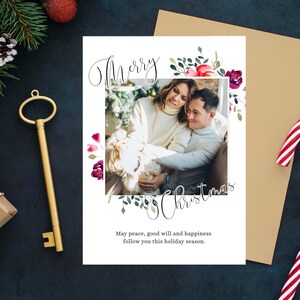 Modello di biglietto di Natale con bellissimi fiori ad acquerello festivi, biglietto fotografico per le vacanze, modello di Natale, biglietto di Natale stampabile