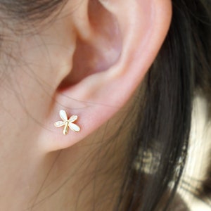 Gold Flower Studs, CZ Flower Earrings, White Enamel, Enamel Earrings, Daisy Earrings, Spring Flower, Floral Jewelry, White Flower