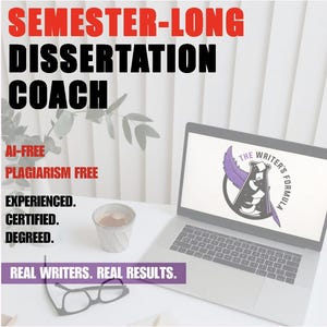 以下が含まれることがあります： 白い背景に「THE WRITER'S FORMULA」という文字が紫色の円の中に書かれたラップトップコンピューター。ラップトップは、コーヒーカップと眼鏡のある白い机の上に置かれています。画像の上部には、「SEMESTER-LONG DISSERTATION COACH」という文字が赤と黒で書かれています。ラップトップの下には、「AI-FREE PLAGIARISM FREE」という文字が赤で書かれています。「AI-FREE PLAGIARISM FREE」という文字の下には、「EXPERIENCED. CERTIFIED. DEGREED.」という文字が黒で書かれています。画像の下部には、「REAL WRITERS. REAL RESULTS.」という文字が紫で書かれています。