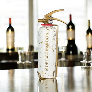 Moët & Chandon Pop Art Brandblusser Decor, Champagne Huis Statement Piece, Luxe Interieur Vignet, Extravagante Bar Cart Display