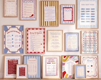Puede incluir: Una colección de 15 pósteres educativos para escuela primaria, que cubren temas como signos de puntuación, partes de la oración, tiempos verbales y palabras básicas. Cada póster tiene un marco de madera y muestra texto y gráficos coloridos.