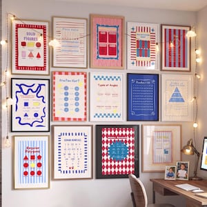 Puede incluir: Una pared de galer&iacute;a con catorce p&oacute;steres educativos enmarcados con temas matem&aacute;ticos, incluyendo tablas de figuras s&oacute;lidas, fracciones, &aacute;ngulos, n&uacute;meros romanos y s&iacute;mbolos, exhibidos sobre un escritorio con computadora y luces.