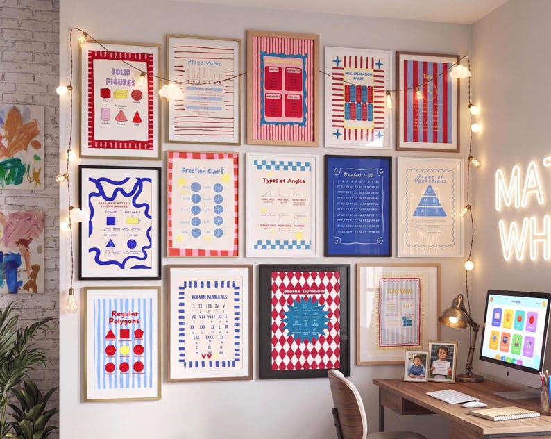 Puede incluir: Una pared de galer&iacute;a con catorce p&oacute;steres educativos enmarcados con temas matem&aacute;ticos, incluyendo tablas de figuras s&oacute;lidas, fracciones, &aacute;ngulos, n&uacute;meros romanos y s&iacute;mbolos, exhibidos sobre un escritorio con computadora y luces.