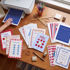 Puede incluir: Una colecci&oacute;n de carteles educativos de matem&aacute;ticas con temas como n&uacute;meros romanos, pol&iacute;gonos regulares y tablas de fracciones. Los carteles est&aacute;n impresos en papel blanco con bordes y texto coloridos, junto a una impresora, bol&iacute;grafos y reglas.