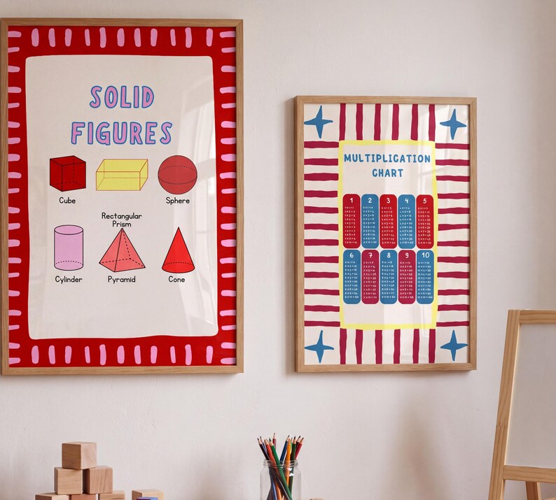 Puede incluir: Dos p&oacute;steres educativos enmarcados en madera clara. El p&oacute;ster de la izquierda titulado Solid Figures muestra un cubo, un prisma rectangular, una esfera, un cilindro, una pir&aacute;mide y un cono. El p&oacute;ster de la derecha es una tabla de multiplicar.