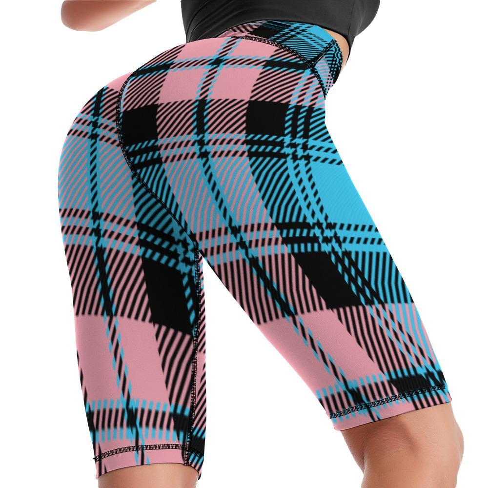 Bir kal dudu uzun tayoq bilan qoramagizning qirqilgan mushukini qalampirlaydi.