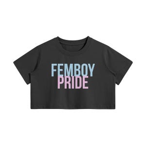 フェムボーイプライドクロップトップTシャツ – トランスジェンダーのためのジェンダー肯定的なLGBTQ+ファッション