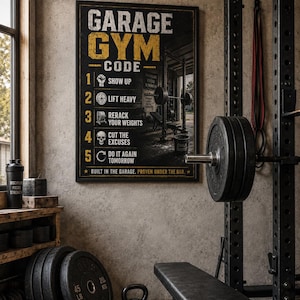 Op de afbeelding: Een rechthoekige wandposter getiteld Garage Gym Code met gele en witte tekst op een zwarte achtergrond. Het bevat vijf regels met iconen, waaronder een vuist, gewichtsschijf, rek, schedel en een cyclussymbool, eindigend met de tekst Built in the garage.