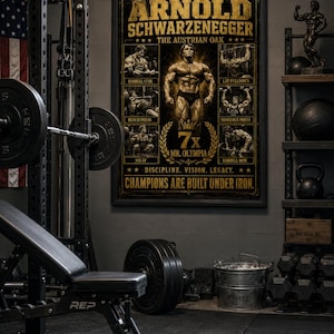 以下が含まれることがあります： 「Arnold Schwarzenegger The Austrian Oak」、「7x Mr. Olympia」、「Champions are built under iron」というテキストが書かれた、アーノルド・シュワルツェネッガーの長方形の額入り壁掛けポスター。6つの小さなエクササイズ画像が含まれています。