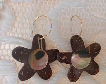 Mother of pearl flower earrings