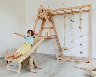 Houten binnenspeeltuin voor kinderen, Montessori-gym met glijbaan, ringen, schommel en touwladder.
