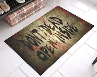 Felpudo de The Walking Dead / Felpudo de bienvenida de terror zombi / Alfombra de fans de Rick Grimes y Daryl Dixon / Decoración de terror de AMC / Regalo de apocalipsis de Halloween