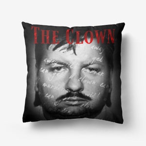 Puede incluir: Una foto en blanco y negro de la cara de un hombre con el texto "THE CLOWN" en letras rojas. La cara del hombre está cubierta de texto escrito a mano en blanco.