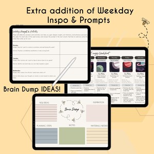 Op de afbeelding: Drie digitale tablets met zelfreflectie-prompts en werkbladen. De tablets tonen tekst zoals "Weekday Prompts & Activity" en "Brain Dump IDEAS!" met een stylus op &eacute;&eacute;n scherm. Het kleurenschema omvat beige, groen en roze.