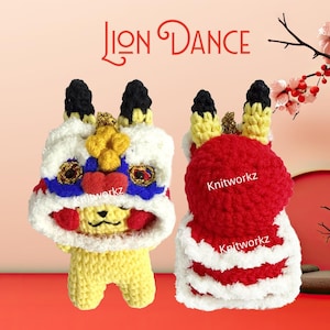 Può includere: Due figure di Danza del Leone fatte a mano all'uncinetto. Una è gialla con una testa di leone bianca e blu, l'altra è rossa e bianca. Il testo "Lion Dance" è sopra le figure. Fatto da Knitworkz.