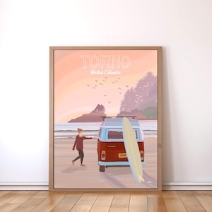 Op de afbeelding: Een vintage busje met een surfboard op het dak geparkeerd op een strand bij zonsondergang. Een vrouw in een rood jack en een beanie loopt naar het busje. De tekst "TOFINO British Columbia" staat bovenaan de afbeelding.