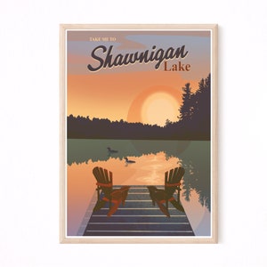 以下が含まれることがあります： 湖に沈む夕日を背景にした、ヴィンテージスタイルの旅行ポスター。ポスターには「Take me to Shawnegan Lake」の文字と、手前にドックに置かれた2つの椅子が描かれている。