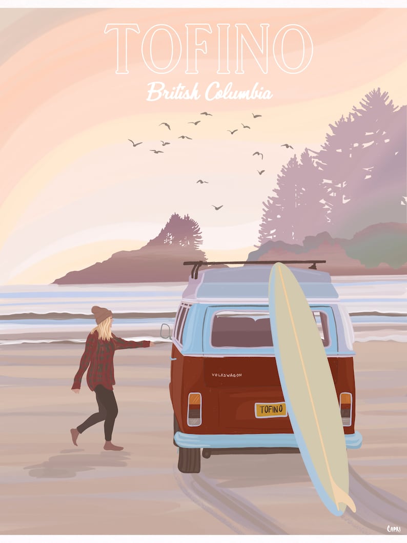 Op de afbeelding: Een vintage Volkswagen busje met een surfboard op het dak, geparkeerd op een zandstrand. Een persoon in een rood-zwart geruit overhemd en een beanie loopt naar het busje. Het busje heeft een kenteken met de tekst "TOFINO".