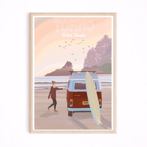 Op de afbeelding: Een vintage busje met een surfboard op het dak geparkeerd op een strand bij zonsondergang. Een persoon in een rood jack en een beanie loopt naar het busje. De tekst "TOFINO British Columbia" staat bovenaan de afbeelding.