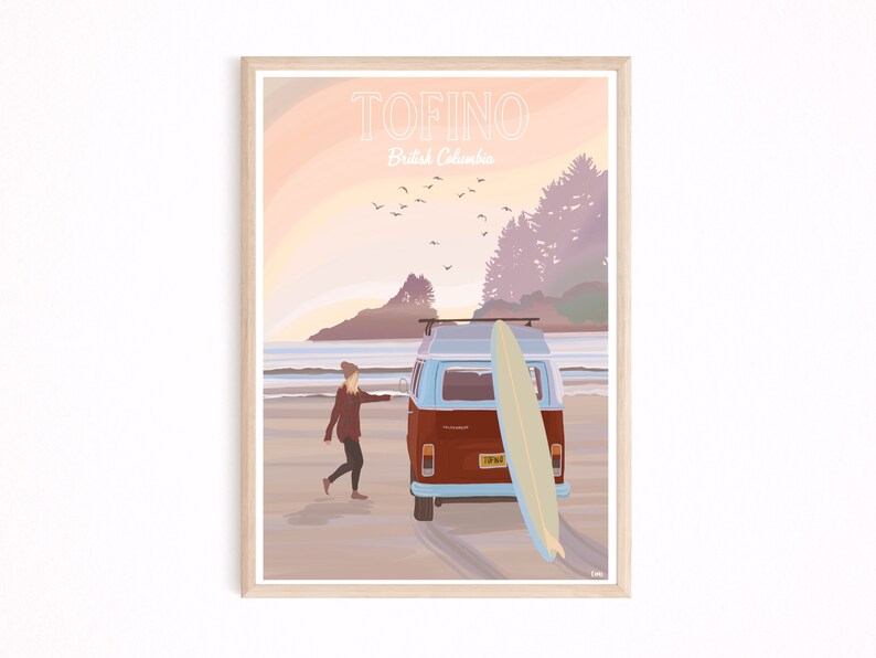 Op de afbeelding: Een vintage busje met een surfboard op het dak geparkeerd op een strand bij zonsondergang. Een persoon in een rood jack en een beanie loopt naar het busje. De tekst "TOFINO British Columbia" staat bovenaan de afbeelding.