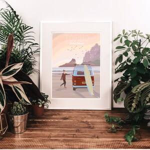 Op de afbeelding: Een vintage poster met een zonsondergangsc&egrave;ne van een strand met een rood-witte bus en een persoon die een surfboard vasthoudt. De poster heeft de tekst "TOFINO" en "British Columbia" erop.