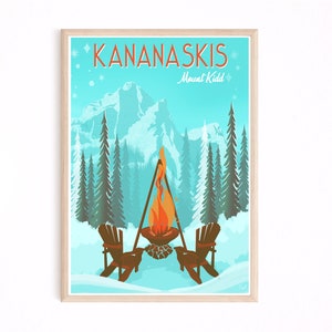 Pode incluir: Um pôster de estilo retro com uma cena de montanha azul e branca. O pôster apresenta uma fogueira com duas cadeiras na frente. O texto "KANANASKIS Mount Kidd" está no topo do pôster.