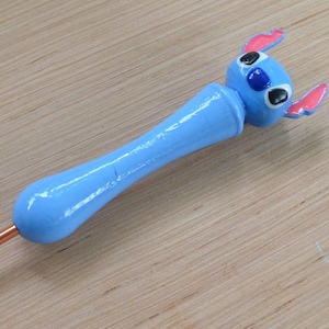 Ergonomic Crochet Hook: Chunky Alien Character Handle