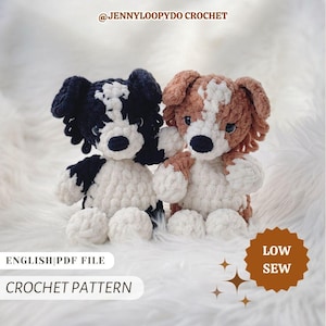 Könnte beinhalten: Zwei gehäkelte Hundeplüschtiere, eines schwarz-weiß, das andere braun-weiß, mit Schlappohren. Sie sitzen auf einer weißen, flauschigen Oberfläche. Der Text "@JENNYLOOPYDO CROCHET", "ENGLISH|PDF FILE", "CROCHET PATTERN" und "LOW SEW" ist sichtbar.