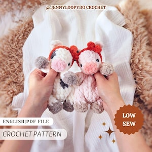 Könnte beinhalten: Zwei gehäkelte Plüschtiere, eines weiß mit schwarzen Flecken und eines hellrosa, beide mit dunkelbraunen Hufen, rosa Schnauzen und roten Stirnbändern. Text im Bild: @JENNYLOOPYDO CROCHET, ENGLISH|PDF FILE, CROCHET PATTERN und LOW SEW.