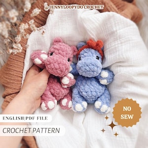 Op de afbeelding: Twee gehaakte nijlpaardknuffels, één roze en één blauw, met witte accenten op hun voeten. Het blauwe nijlpaard heeft een rode strik. De afbeelding bevat de tekst "@JENNYLOOPYDO CROCHET", "ENGLISH | PDF FILE", "CROCHET PATTERN" en "NO SEW".