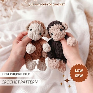 Peut inclure: Deux poupées moutons au crochet, marron et beige, tenues dans les mains. Les poupées ont de petits yeux noirs et sont étiquetées "CROCHET PATTERN" et "LOW SEW". Le compte du créateur, "@JENNYLOOPYDO CROCHET", est également visible.