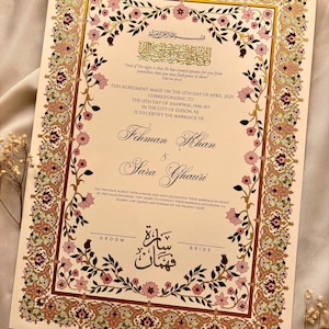 Pu&ograve; includere: Un certificato di matrimonio islamico tradizionale con bordi floreali decorati in tonalit&agrave; di rosa, oro e verde. Il testo recita "Questo accordo, stipulato il 12 aprile 2025, corrispondente al 13 shawwal 1446 AH nella citt&agrave; di Edison, NJ, certifica il matrimonio di Sekman Khan e Sara Ghauri."