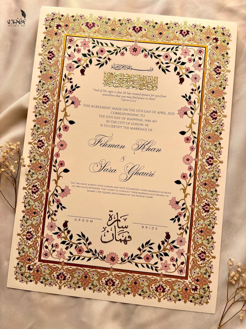 Pu&ograve; includere: Un certificato di matrimonio islamico tradizionale con bordi floreali decorati in tonalit&agrave; di rosa, oro e verde. Il testo recita "Questo accordo, stipulato il 12 aprile 2025, corrispondente al 13 shawwal 1446 AH nella citt&agrave; di Edison, NJ, certifica il matrimonio di Sekman Khan e Sara Ghauri."