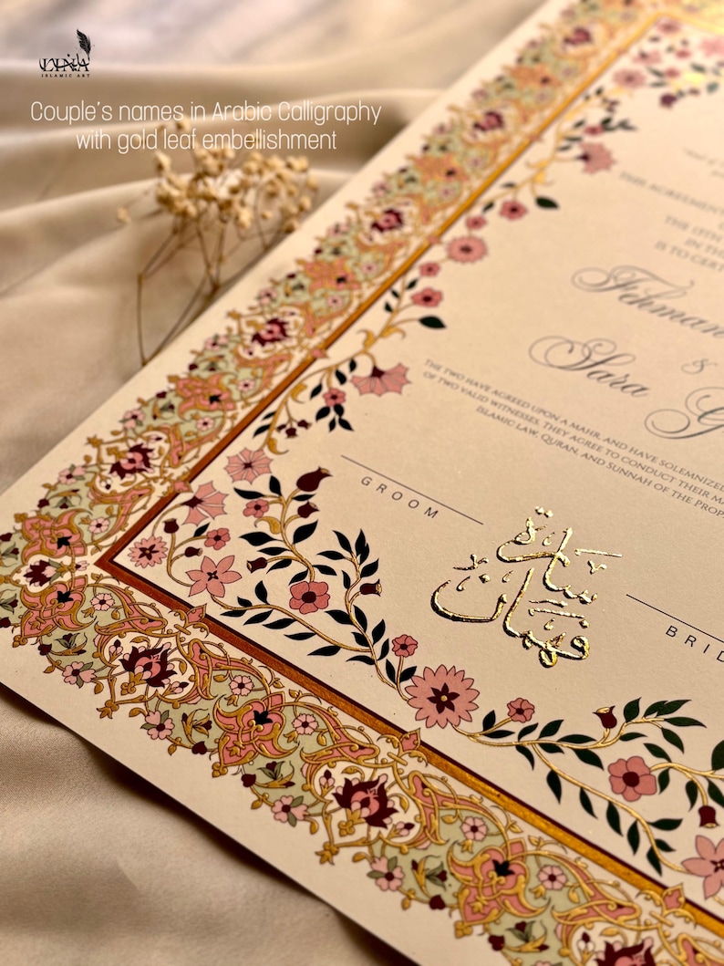 Pu&ograve; includere: Un invito di nozze con intricati disegni floreali in oro, rosa e verde. I nomi della coppia sono scritti in calligrafia araba in foglia d'oro. Il testo recita "Couple's names in Arabic Calligraphy with gold leaf embellishment".