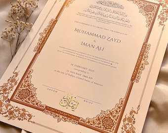 Puede incluir: Un certificado de matrimonio color crema con detalles de bordes florales dorados y marrones ornamentados. El documento incluye escritura árabe y texto en inglés, certificando el matrimonio de Muhammad Zayd e Iman Ali. La fecha es el 14 de febrero de 2025.