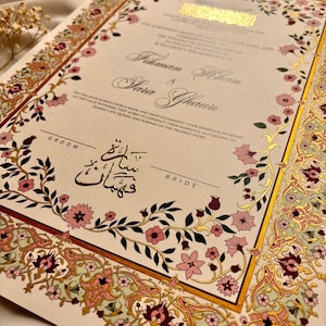 Pu&ograve; includere: Un invito di nozze con intricati disegni floreali in oro e rosa su uno sfondo crema. Il testo recita "La cerimonia inizier&agrave; il 21 aprile 2023 alle 19:00. La cerimonia si terr&agrave; a... Certifichiamo il matrimonio di Ichman Khan e Sara Ghauri. I due hanno concordato un mahr e hanno celebrato il loro matrimonio di fronte a due testimoni validi. Accettano di condurre il loro matrimonio secondo la legge islamica, il Corano e la Sunna del Profeta (SAW).  Sposo: Ichman Khan. Sposa: Sara Ghauri."