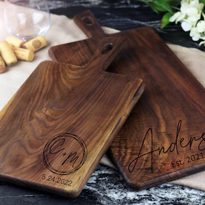 Personalized Large Charcuterie Board, Rustic Charcuterie Board with Handle, Wooden Custom Wedding Gift, Anniversary, Farmhouse Decor afbeelding 5