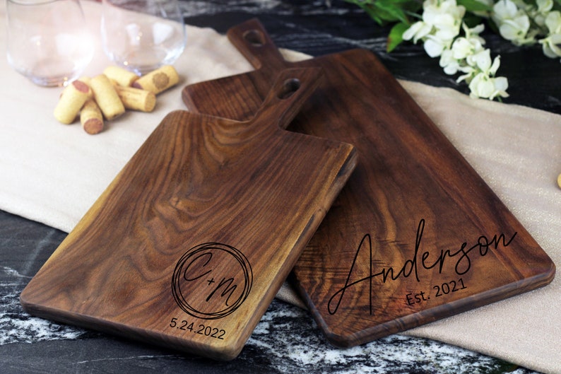 Personalized Large Charcuterie Board, Rustic Charcuterie Board with Handle, Wooden Custom Wedding Gift, Anniversary, Farmhouse Decor afbeelding 5