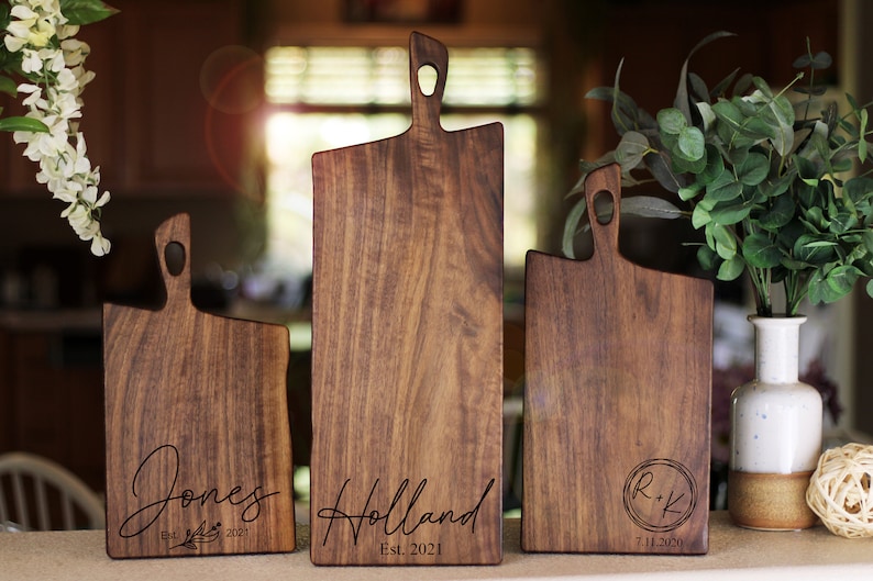 Personalized Large Charcuterie Board, Rustic Charcuterie Board with Handle, Wooden Custom Wedding Gift, Anniversary, Farmhouse Decor afbeelding 2