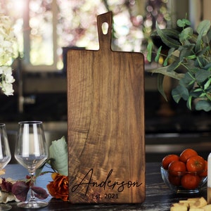 Personalized Large Charcuterie Board, Rustic Charcuterie Board with Handle, Wooden Custom Wedding Gift, Anniversary, Farmhouse Decor afbeelding 7