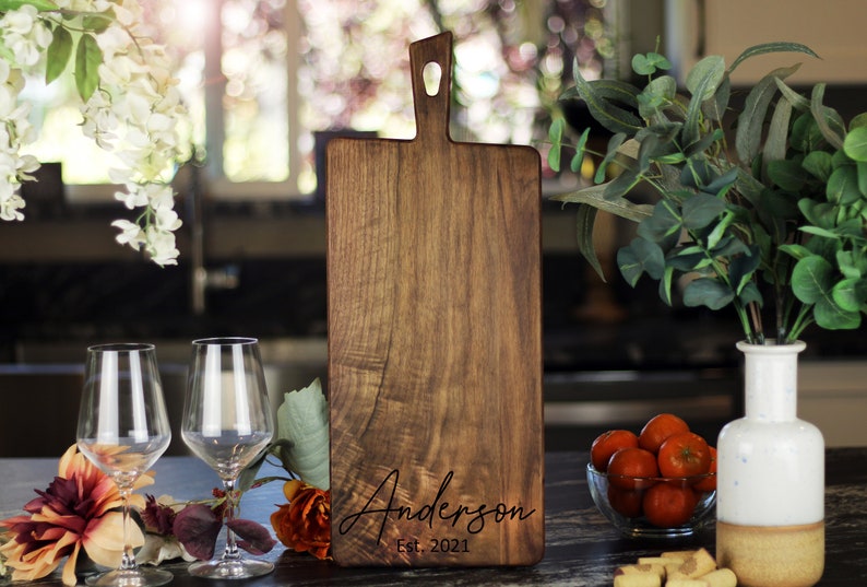 Personalized Large Charcuterie Board, Rustic Charcuterie Board with Handle, Wooden Custom Wedding Gift, Anniversary, Farmhouse Decor afbeelding 7
