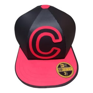 Puede incluir: Gorra de béisbol negra y roja con visera plana. La gorra presenta una gran "C" roja en la parte delantera y una visera de aproximadamente 8,9 cm. La gorra es de estilo 59FIFTY.