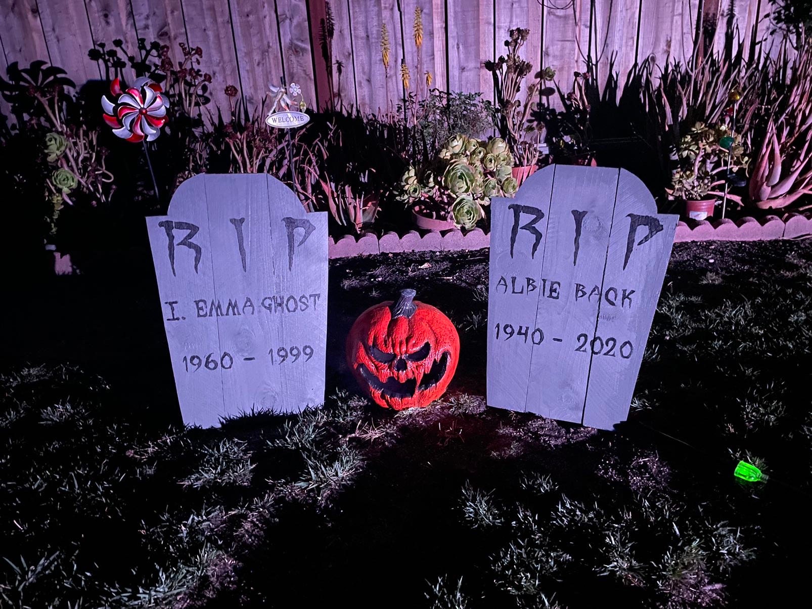 Halloween Graveyard Tombstone Decorations, Headstone Props Coffin Party  Ornament RIP Grave Stones for Outdoor Backyard Haunted House Garden Yard  Lawn Horror Home Party Favors 10.25 x 18.75- 2ct 